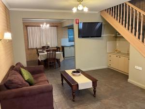 Ruang duduk di Albury Georgian Motel & Suites