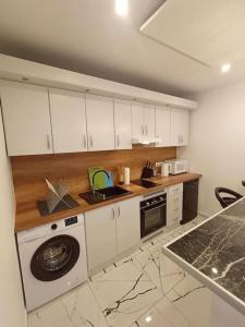 A kitchen or kitchenette at Apartament w centrum miasta przy parku i jeziorze