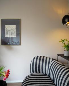 a living room with a couch and a picture on the wall at Das Altschwabing - Munich Boutique Hotel in Munich