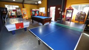 - deux tables de ping-pong dans une salle avec des jeux d'arcade dans l'établissement BIG4 Port Willunga Tourist Park, à Aldinga