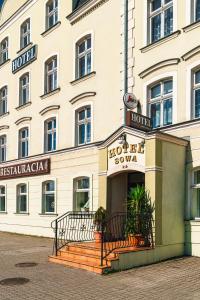 un hotel con una escalera frente a un edificio en Hotel Sowa, en Elbląg