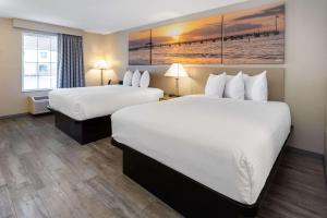 Krevet ili kreveti u jedinici u okviru objekta Days Inn & Suites by Wyndham Cherry Hill - Philadelphia