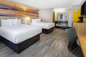 Krevet ili kreveti u jedinici u okviru objekta Days Inn & Suites by Wyndham Cherry Hill - Philadelphia