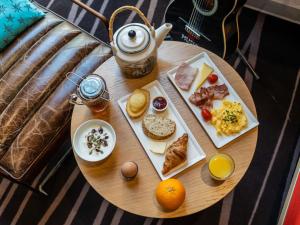 - une table avec petit-déjeuner composé d'œufs et de nourriture dans l'établissement Ibis Paris Nord Villepinte Parc des Expositions, à Roissy-en-France