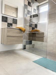 y baño con ducha y puerta de cristal. en Résidence Appartements Niort wifi-parking, en Niort