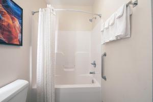 Un baño de Candlewood Suites Merrillville, an IHG Hotel