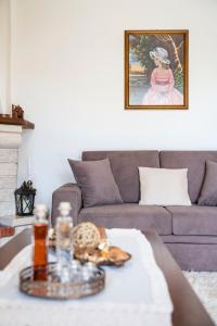 uma sala de estar com um sofá e uma mesa em Zagori Home em Monodendri