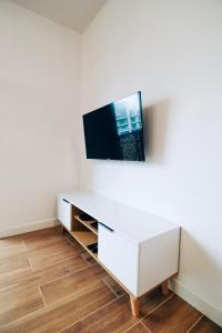 TV in/ali zabaviščno središče v nastanitvi Apartament Marbud 2 przy Aquaparku Reda