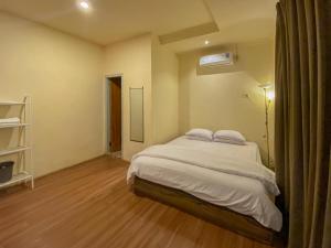 um quarto com uma cama grande num quarto em Urbanview Hotel ME Jayapura em Jayapura