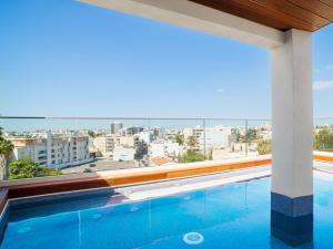 - une piscine avec vue sur la ville dans l'établissement Leonardo Boutique Hotel Larnaca, à Larnaka