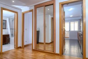 uma casa de banho com portas de vidro num quarto com pisos de madeira em CASA VICTORIA frente a la Playa del Reducto em Arrecife