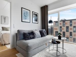 - un salon avec un canapé et une fenêtre dans l'établissement Sanders Arena - Chic Three-Bedroom Apartment Close to Metro Station, à Copenhague