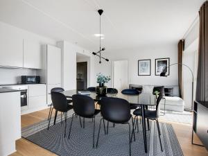 - une cuisine et une salle à manger avec une table et des chaises dans l'établissement Sanders Arena - Chic Three-Bedroom Apartment Close to Metro Station, à Copenhague