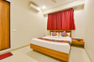 Tempat tidur dalam kamar di FabHotel Happinex