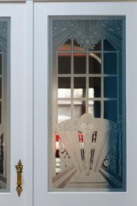 a window with a curtain on a window sill at à la pointe de l'ile in Namur