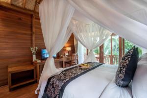 Кровать или кровати в номере The Compass Rose Ubud