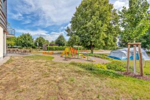 um parque com um parque infantil e uma tenda em StroamCamp Schwedt - a84460 em Schwedt