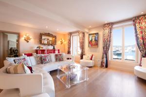 圣特罗佩RARE! Appartement, 100m2, Climatisé - Port de Saint-Tropez的客厅配有白色家具和大窗户