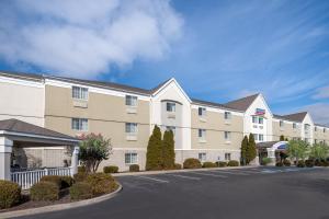 ein großes Apartmenthaus mit Parkplatz in der Unterkunft Candlewood Suites Elkhart, an IHG Hotel in Elkhart