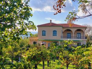 une maison sur une colline avec des arbres dans l'établissement BELLA CISTERNA, à Kambos