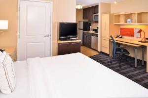 Katil atau katil-katil dalam bilik di TownePlace Suites by Marriott Las Vegas Henderson