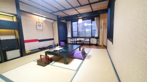 ein Wohnzimmer mit einem Tisch und einem Esszimmer in der Unterkunft 蔵王温泉 岩清水料理の宿 季の里 in Zao Onsen