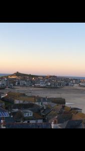 vista su una città con case e edifici di Harbour View a St Ives