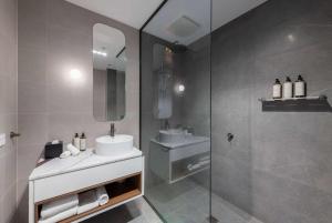 Bathroom sa TRYP by Wyndham Pulteney Street Adelaide