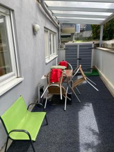 eine Gruppe Stühle und ein Tisch auf dem Balkon in der Unterkunft FeWo Zakharov in Lahr