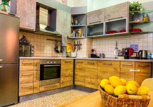 uma cozinha com um cesto de fruta amarela em Two Bedroom Apartment -Welcome to Burgas- Top Location, Central Station, Main Walking Street, Sea Garden, near the Beach em Burgas