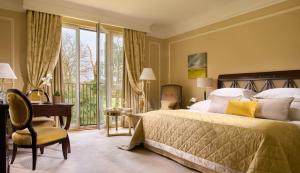 Un pat sau paturi într-o cameră la Castlemartyr Resort Hotel