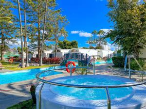 The swimming pool at or close to Bungalows Cordial Biarritz