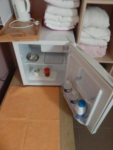 - otwartą lodówkę w łazience z ręcznikami w obiekcie chambre d hotes w mieście Saint-Laurent-de-la-Barrière