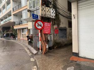 un panneau indiquant la rue sur le côté d'un bâtiment dans l'établissement Homestay Vũ Miên, Tây Hồ, Ba Đình, à Hanoï