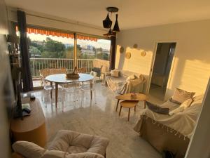 พื้นที่นั่งเล่นของ Appartement Juan-Les-Pins, 4 pieces, 80m2, Residence Luxe Piscine Tennis