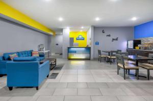 Un lugar para sentarse en Days Inn by Wyndham Zachary LA