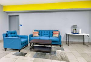 Un lugar para sentarse en Days Inn by Wyndham Zachary LA