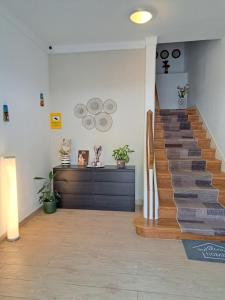 klatka schodowa w domu z drewnianą podłogą i klatką schodową w obiekcie Beja Garden apartamento com terraço privado w mieście Beja