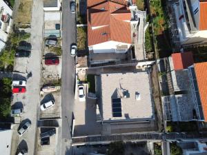 una vista aérea de un edificio con coches aparcados en la calle en Sandi Hvar Apartments, en Hvar