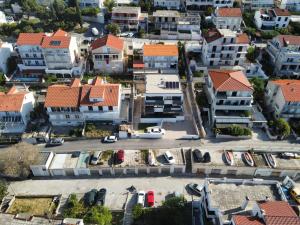 una vista aérea de una ciudad con edificios en Sandi Hvar Apartments, en Hvar