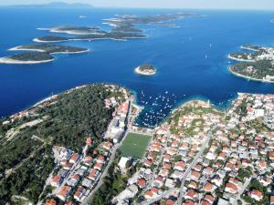 una vista aérea de un grupo de islas en el agua en Sandi Hvar Apartments, en Hvar