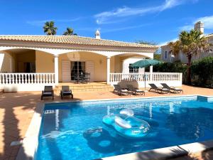 Swimming pool sa o malapit sa Magellan House