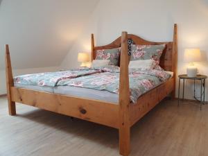 ein Schlafzimmer mit einem Holzbett mit zwei Lampen in der Unterkunft Ferienwohnung Naturpark Schwarzwald in Löffingen