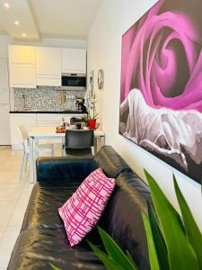 a living room with a couch in front of a kitchen at Grazioso bilocale in centro storico in Verbania