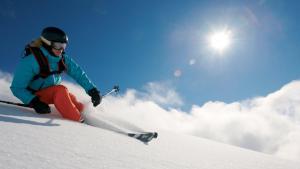 osoba jeździ na nartach po pokrytym śniegiem stoku w obiekcie AlpenGold Hotel Davos w Davos