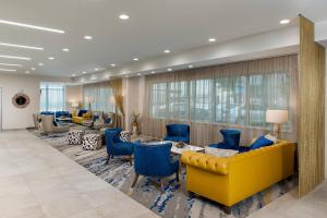 Fairfield Inn & Suites Fort Worth Downtown/Convention Center tesisinde bir oturma alanı