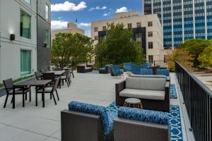 Fairfield Inn & Suites Fort Worth Downtown/Convention Center tesisinde bir oturma alanı