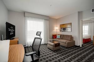 TownePlace Suites Fort Worth University Area/Medical Center tesisinde bir oturma alanı