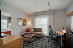 TownePlace Suites Fort Worth University Area/Medical Center tesisinde bir oturma alanı