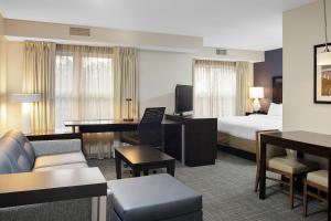 una camera d'albergo con letto e scrivania di Residence Inn Boston Foxborough a Foxborough